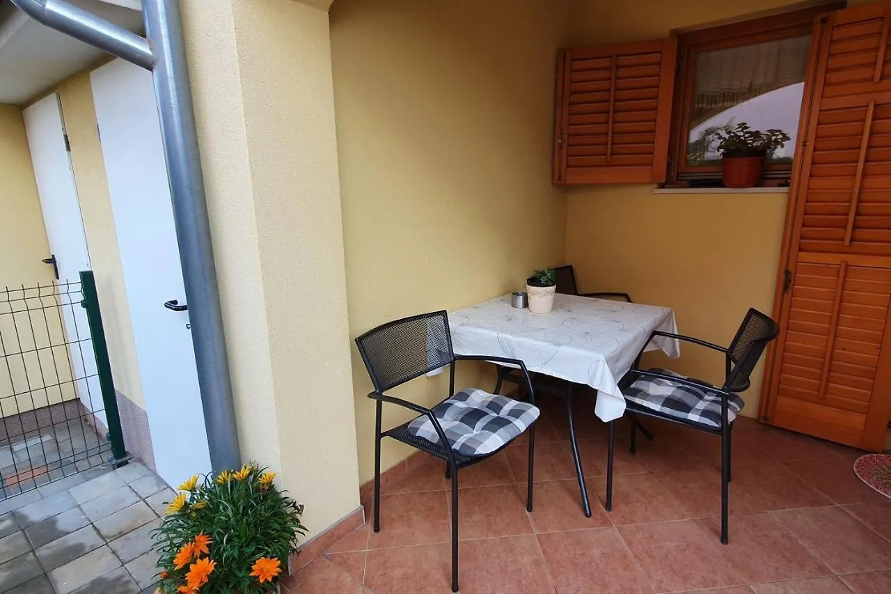Apartment Marija For Three Persons Valbandon Close To The Beach